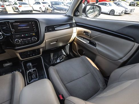 Used 2017 Mitsubishi Outlander GT AWD/4WD image 25