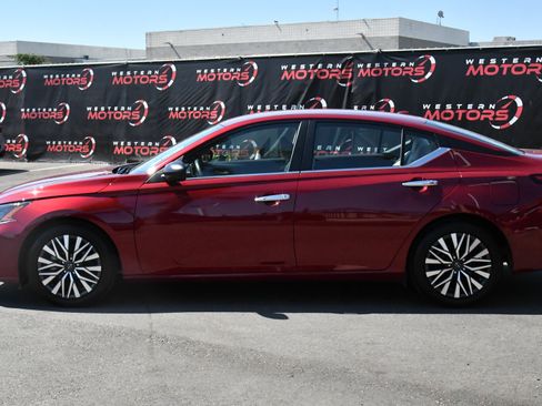 Used 2025 Nissan Altima 2.5 SV FWD image 4