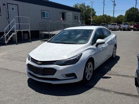 Used 2017 Chevrolet Cruze Premier FWD image 2