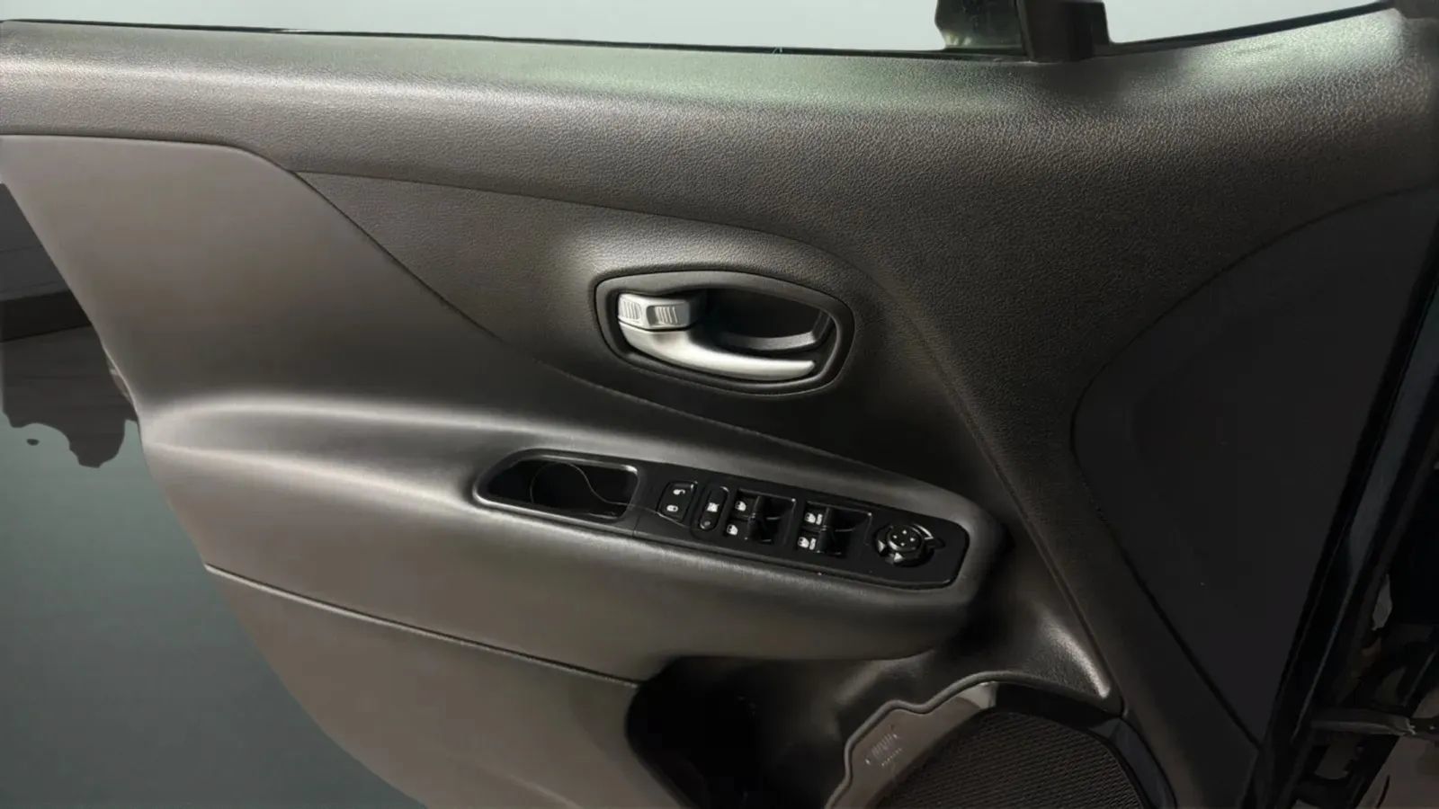 Used 2018 Jeep Renegade Altitude FWD image 18