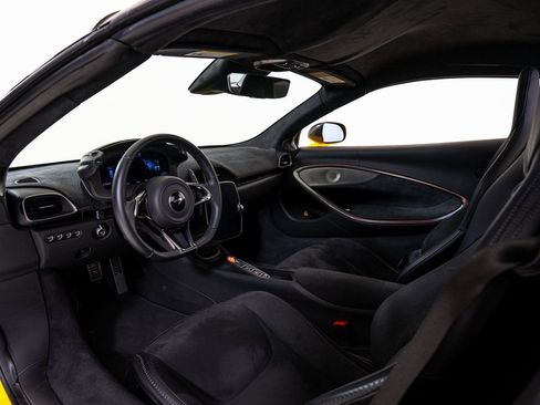 Used 2025 McLaren Artura Spider RWD image 20
