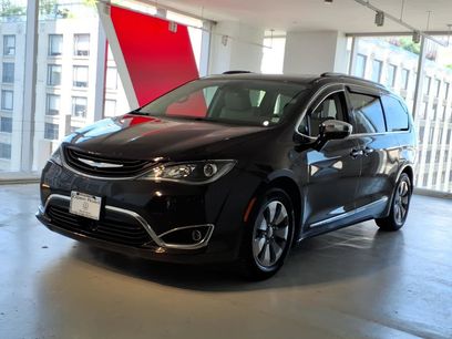 Used 2018 Chrysler Pacifica Limited w/ Advanced Safetytec Group