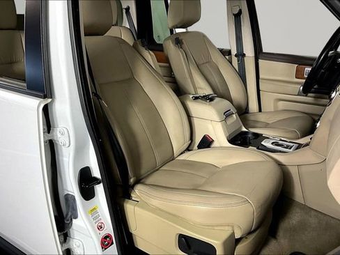 Used 2016 Land Rover LR4 HSE LUX image 28