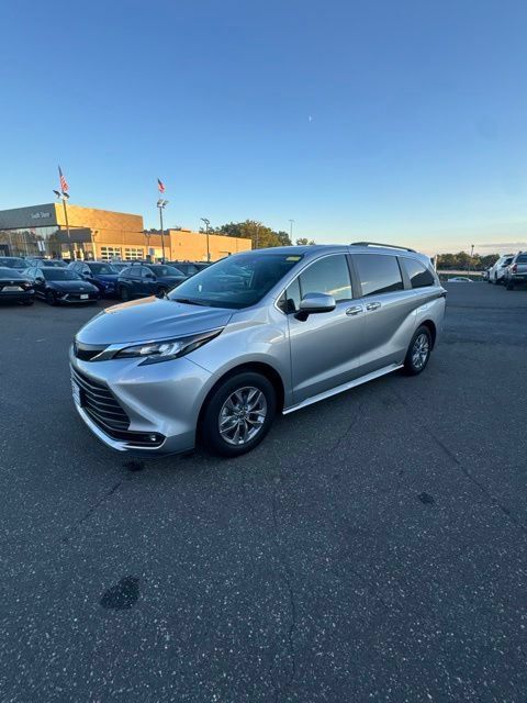 Used 2025 Toyota Sienna XLE FWD image 2