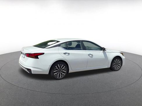 Used 2025 Nissan Altima 2.5 SV FWD image 11