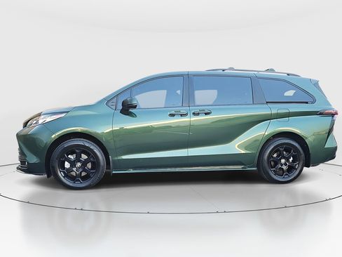 Used 2025 Toyota Sienna XLE Woodland Edition image 8