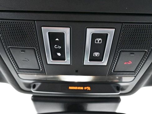 Used 2017 Jaguar F-PACE Premium image 27