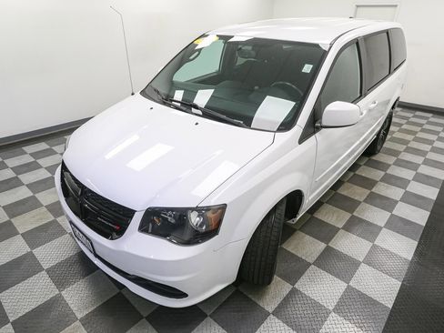 Used 2016 Dodge Grand Caravan SE image 6