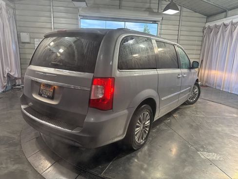 Used 2016 Chrysler Town & Country Touring-L w/ Driver Convenience Group image 5