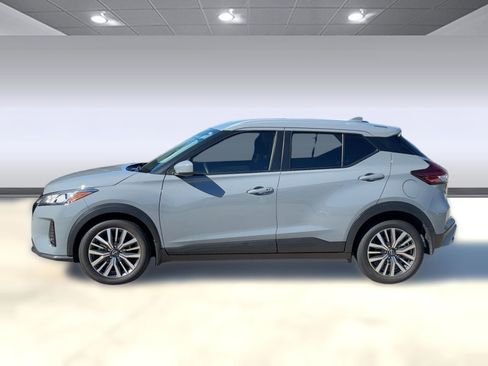 Used 2024 Nissan Kicks SV image 2