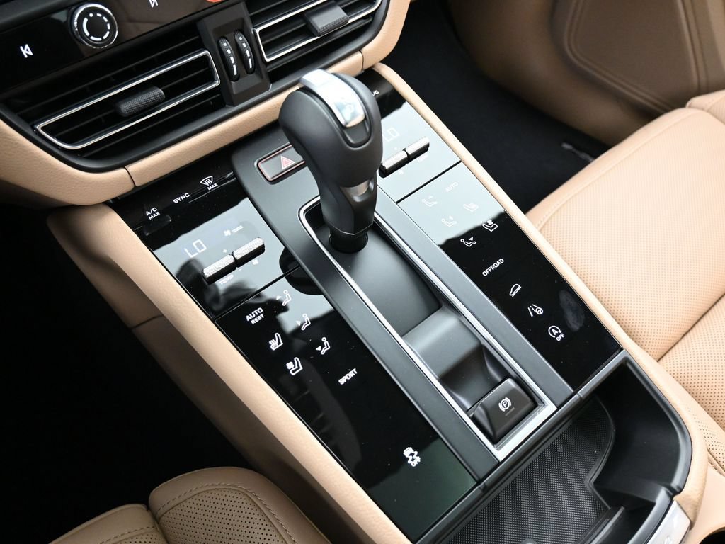 Certified 2026 Porsche Macan AWD/4WD image 22