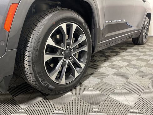 Used 2022 Jeep Grand Cherokee Overland w/ Luxury Tech Group IV AWD/4WD image 26