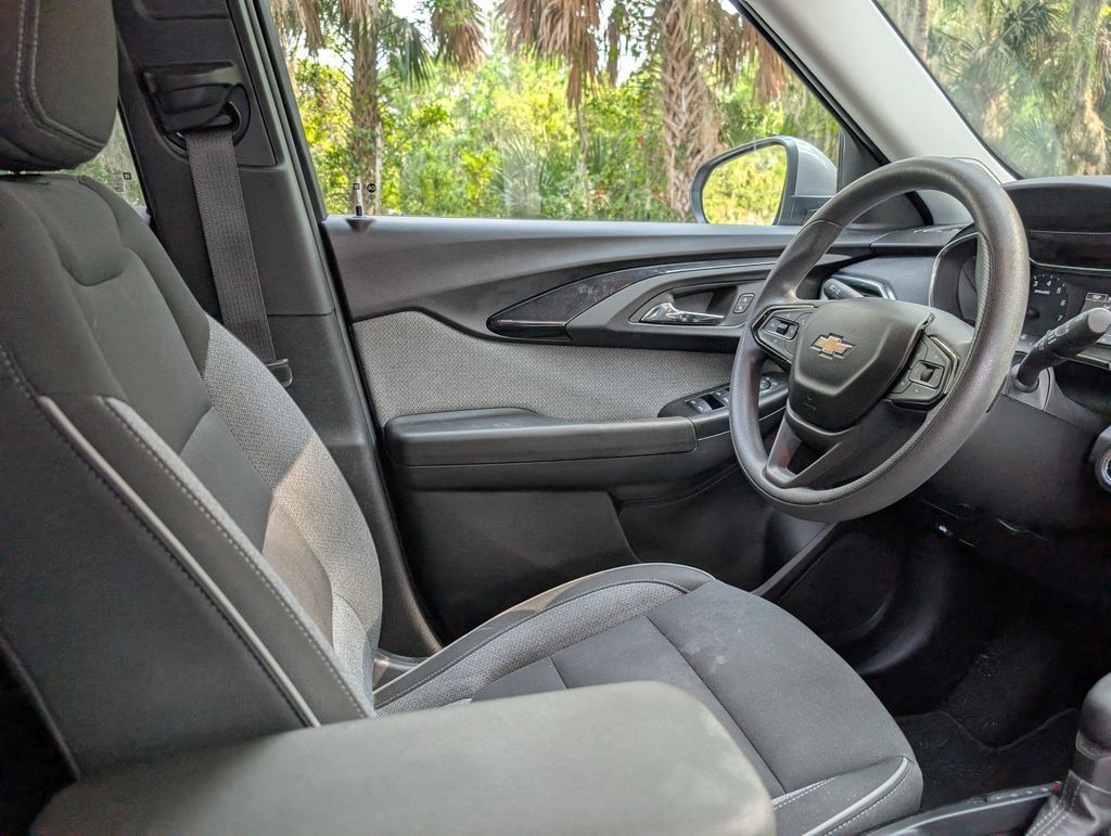 Used 2023 Chevrolet TrailBlazer LT w/ Convenience Package FWD image 13