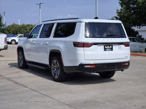 Used 2024 Jeep Wagoneer L Series II w/ Flexible Seating Group RWD image 3
