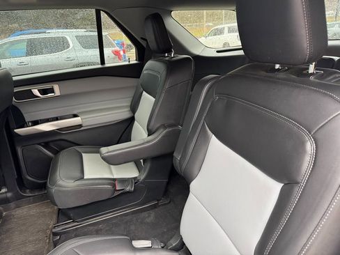 Used 2022 Ford Explorer XLT w/ Equipment Group 202A image 9
