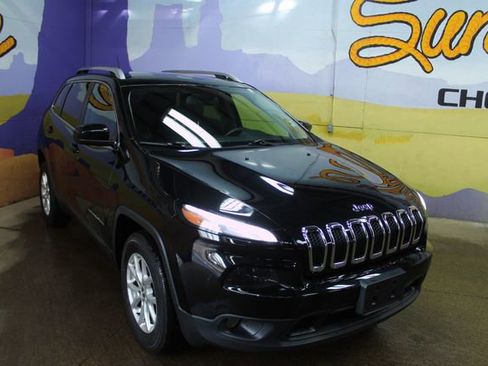 Used 2018 Jeep Cherokee Latitude w/ Safety Group image 2