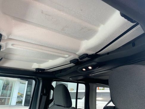 Used 2025 Jeep Wrangler Unlimited Sahara image 27