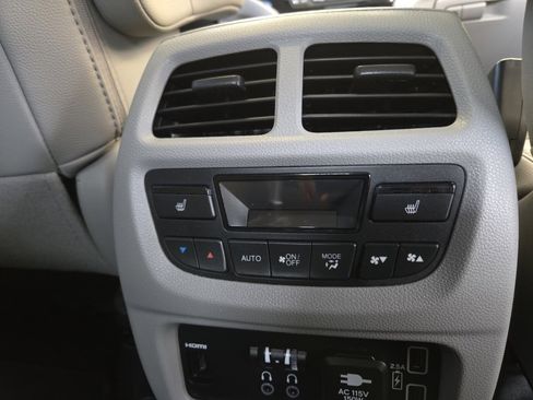 Certified 2022 Honda Pilot Touring image 28