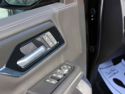 Used 2025 GMC Yukon Denali w/ Denali Reserve Package image 5