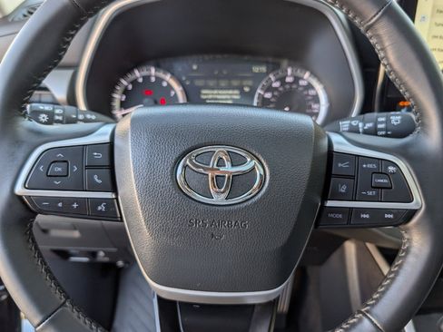 Used 2024 Toyota Highlander XLE image 19