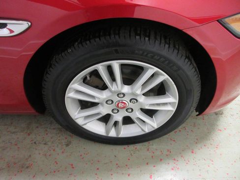 Used 2017 Jaguar XE Premium image 26