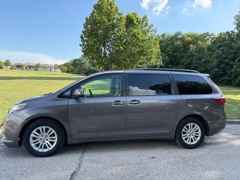 Used 2015 Toyota Sienna XLE w/ XLE Navigation Package FWD image 1