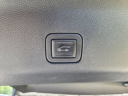Used 2025 Chevrolet Tahoe High Country AWD/4WD image 23