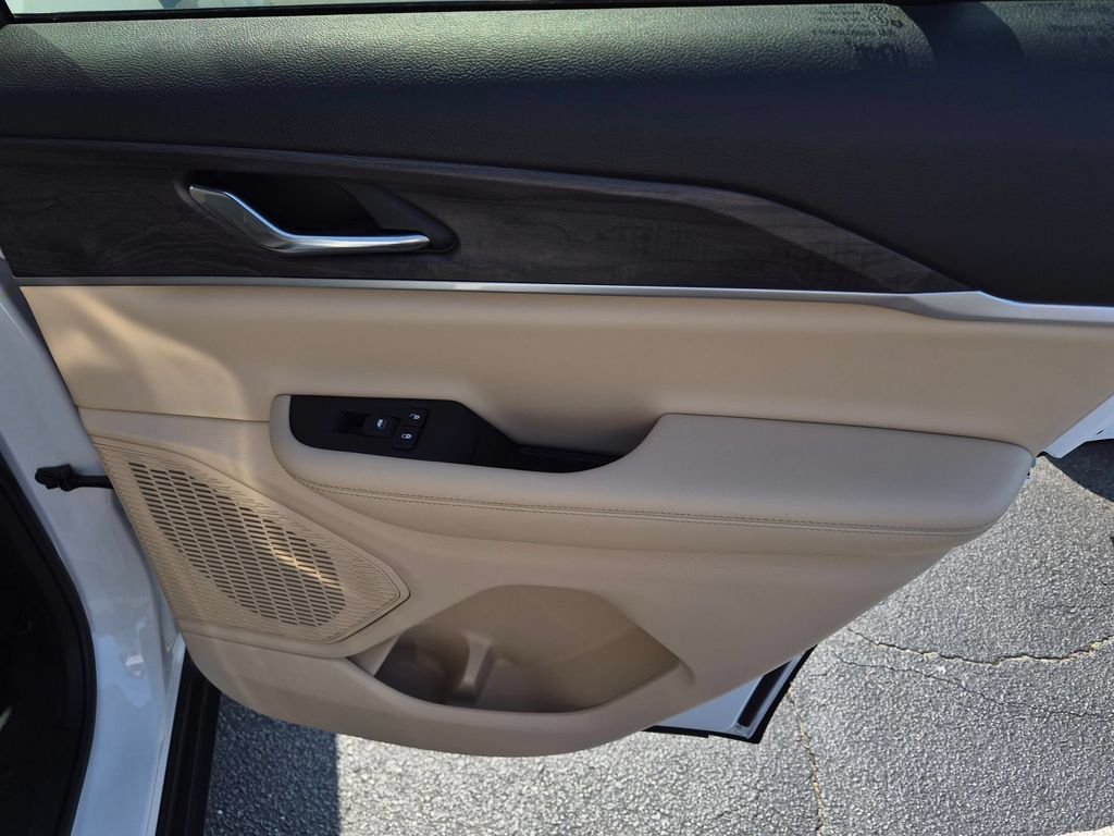 Certified 2025 Jeep Grand Cherokee Limited AWD/4WD image 29