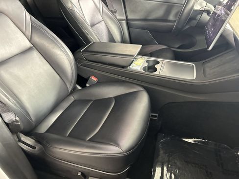 Used 2022 Tesla Model Y Long Range AWD/4WD image 25