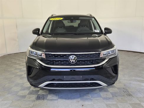 Used 2024 Volkswagen Taos SE image 3