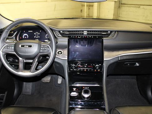 Certified 2023 Jeep Grand Cherokee L Limited AWD/4WD image 9