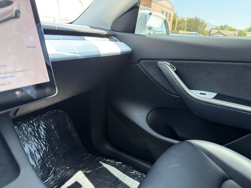 Used 2021 Tesla Model Y Long Range AWD/4WD image 29