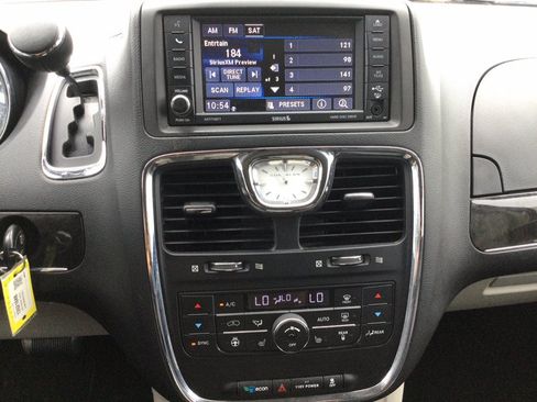 Used 2015 Chrysler Town & Country Touring w/ Driver Convenience Group FWD image 36