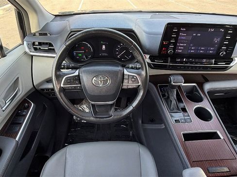 Used 2024 Toyota Sienna XLE image 28