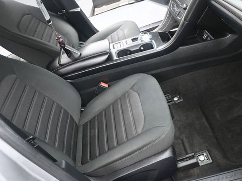 Used 2020 Ford Fusion SE image 2