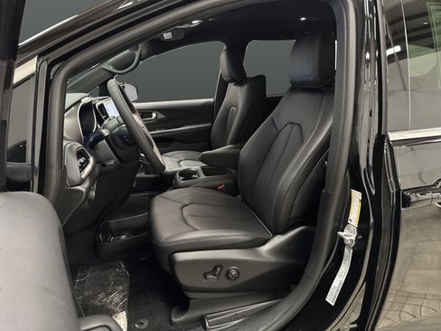 New 2026 Chrysler Pacifica Select AWD/4WD image 4