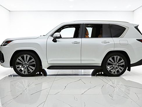 Used 2025 Lexus LX 700h Luxury AWD/4WD image 3