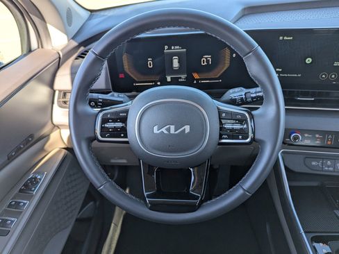 Used 2026 Kia Carnival EX image 24