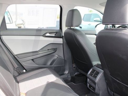 Used 2023 Volkswagen Taos SE w/ Panoramic Sunroof Package image 7