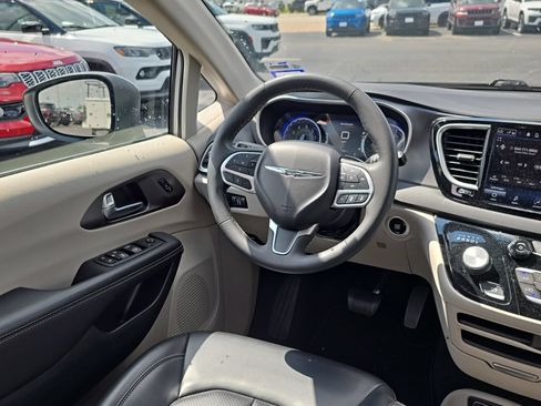 Used 2023 Chrysler Pacifica Touring-L FWD image 14
