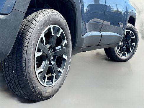 Used 2023 Jeep Renegade Latitude AWD/4WD image 17
