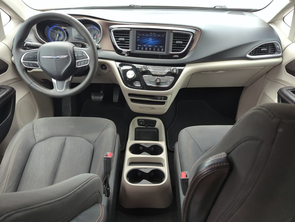 Used 2018 Chrysler Pacifica L FWD image 14