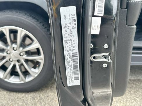 Used 2020 Jeep Cherokee Latitude Plus FWD image 32