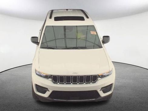 Used 2024 Jeep Grand Cherokee Laredo X w/ Luxury Tech Group I AWD/4WD image 2