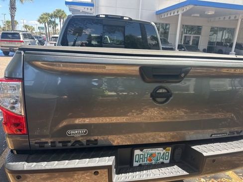 Used 2018 Nissan Titan SV w/ SV Convenience Package image 19