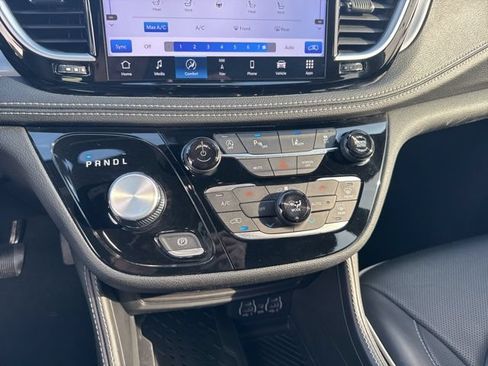 Used 2025 Chrysler Pacifica Limited FWD image 19