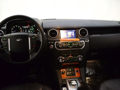 Used 2016 Land Rover LR4 image 3