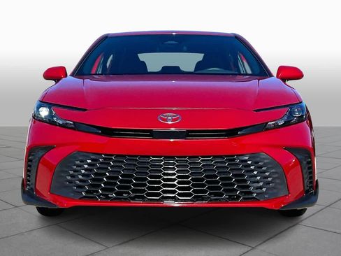 Used 2025 Toyota Camry SE image 3