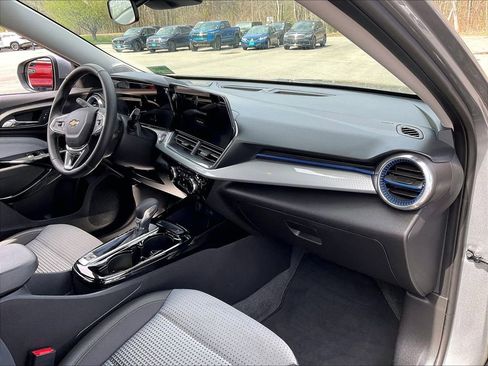 Used 2025 Chevrolet Trax LT FWD image 14