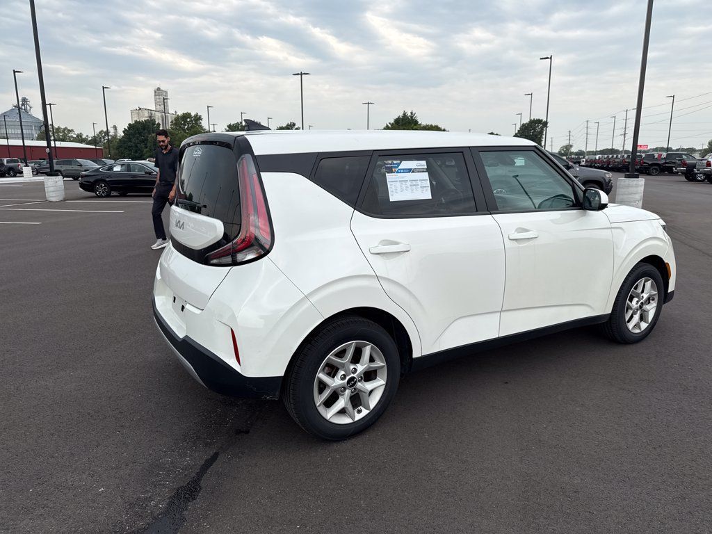 Used 2024 Kia Soul LX w/ Option Group 015 FWD image 5